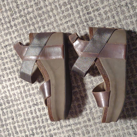 OTBT Wedge Sandals - Picture 3 of 13